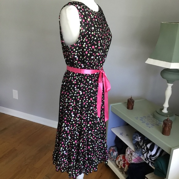 BEAUTIFUL POLKA DOT SWING DRESS - Picture 3 of 13